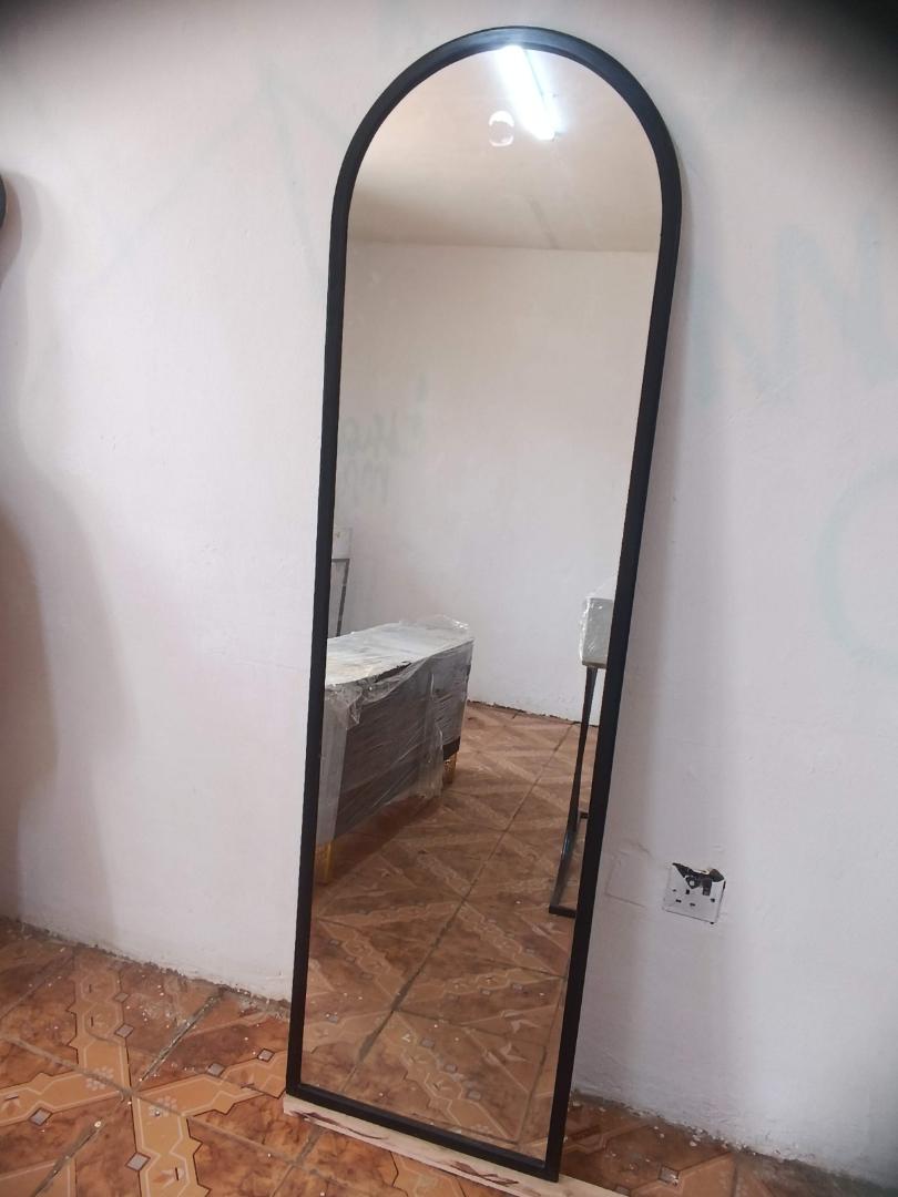 Modern Arched Full-Length Standing Mirror with Stand – Black Frame (168 × 46 cm)