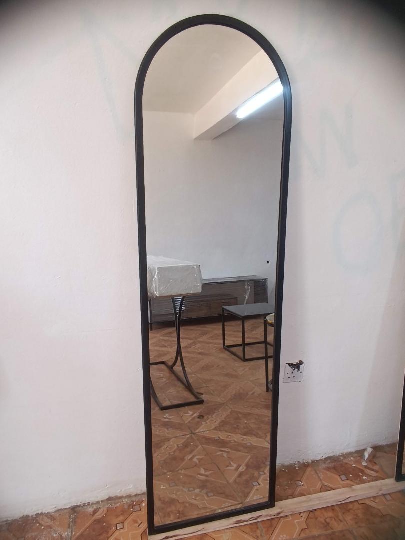 Modern Arched Full-Length Standing Mirror with Stand – Black Frame (168 × 46 cm)
