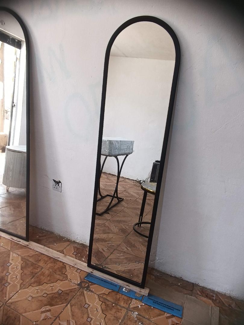 Modern Arched Full-Length Standing Mirror with Stand – Black Frame (168 × 46 cm)
