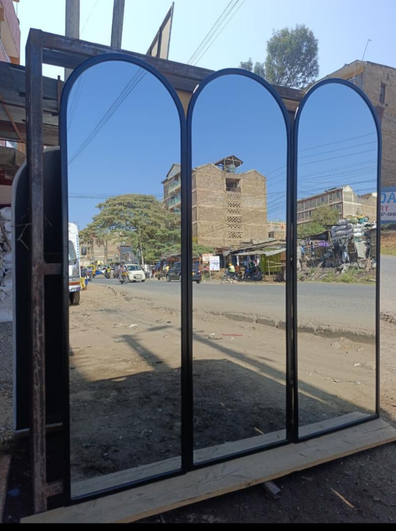 Modern Arched Full-Length Standing Mirror with Stand – Black Frame (168 × 46 cm)