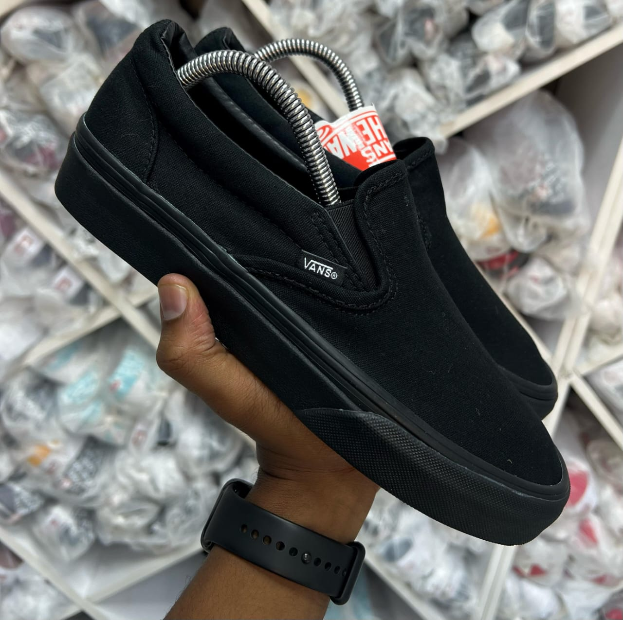 Fashion Vans LACELESS Plain Sneakers – Black Variants – Unisex Casual Shoes – Comfortable Everyday Wear – Durable Sole – Restocked Sizes 37–45
