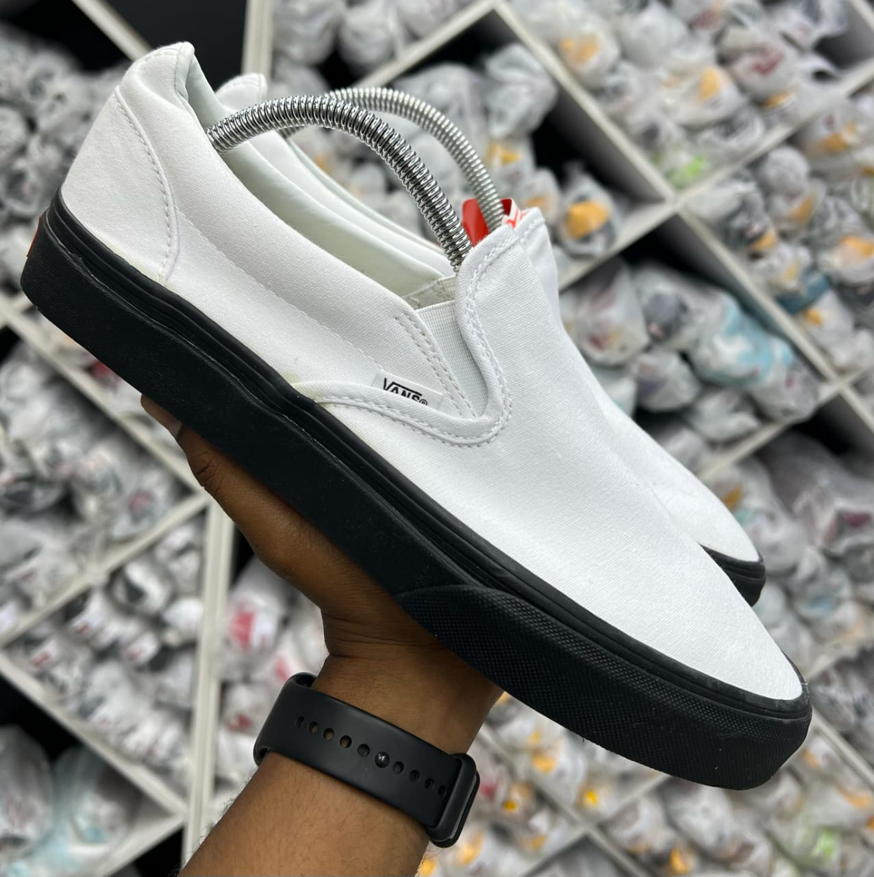 Fashion Vans LACELESS Plain Sneakers – Black Variants – Unisex Casual Shoes – Comfortable Everyday Wear – Durable Sole – Restocked Sizes 37–45