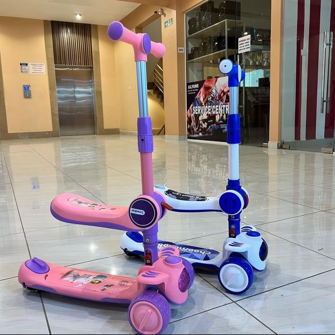[FREE Cartoon Helmet Included] Adjustable 3-Wheel Kids Scooter with Flashing LED Light-Up Wheels (Ages 3–7 Years) – Lean-to-Steer Kick Scooter with Anti-Slip Deck (Holds Up to 50kg)
