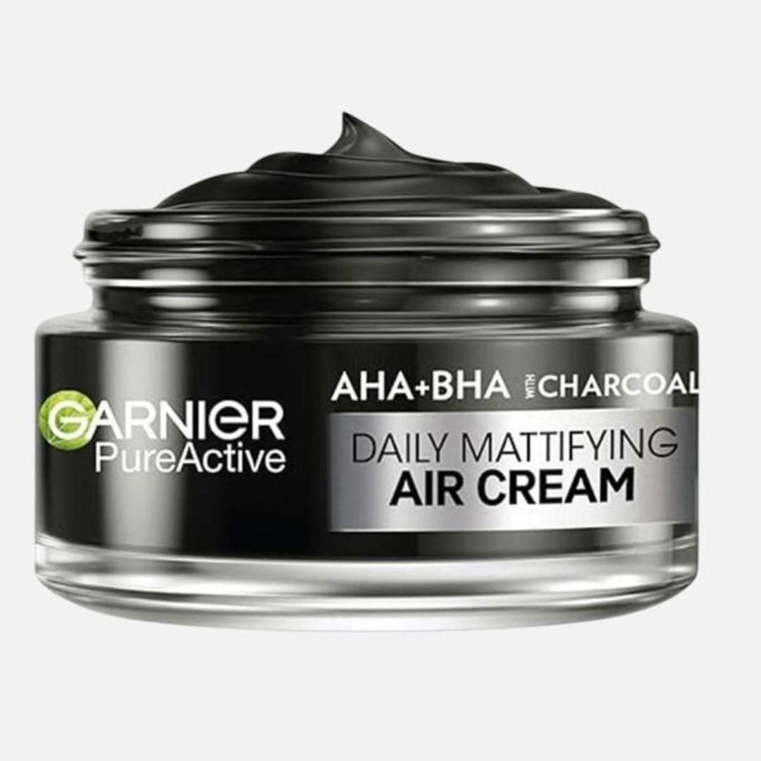 Garnier Pure Active AHA+BHA Charcoal Daily Mattifying Air Cream 50ml. 3 In 1 All Day Oil Control Moisturiser With 48hr Hydration To Visibly Reduce Blemishes.
