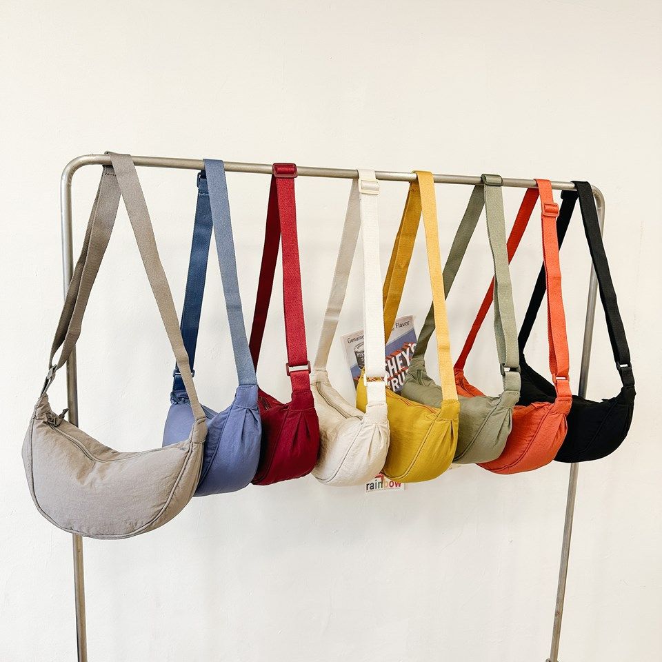 hot selling nylon crescent crossbody bag is suitable for women's bag trendy men's bag, small travel sling bag for the homeless