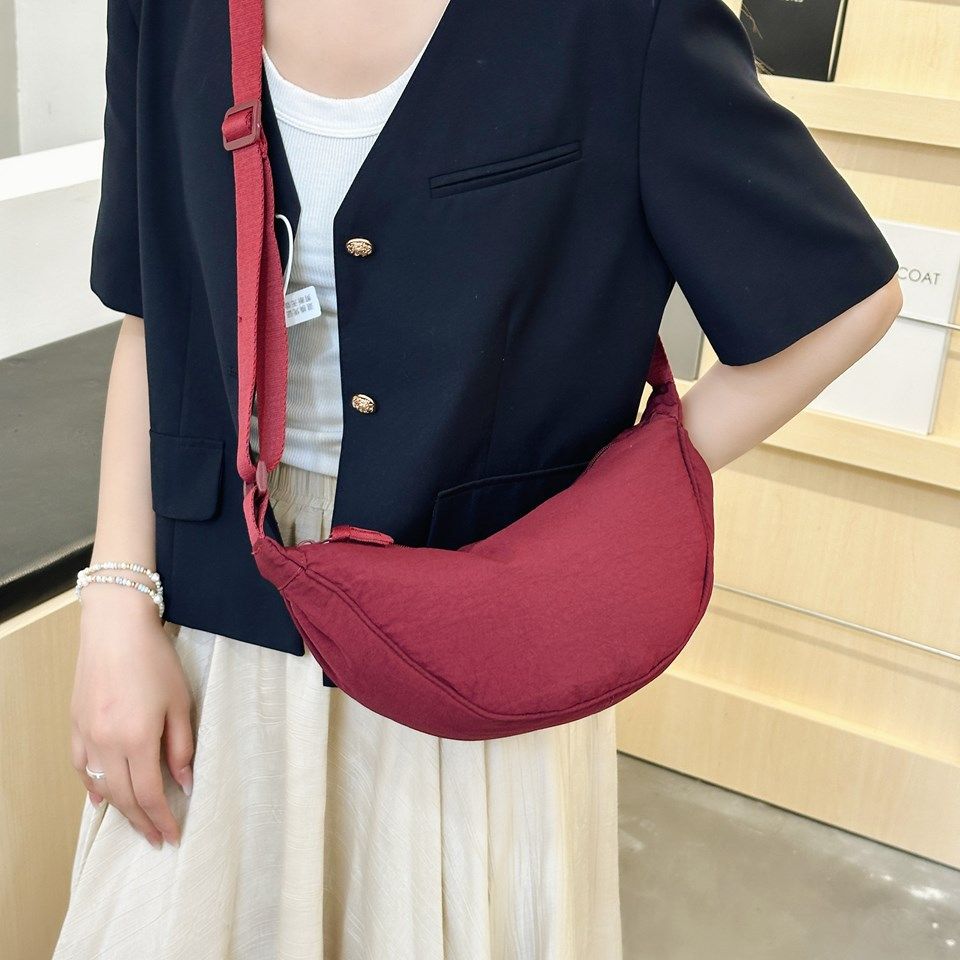 hot selling nylon crescent crossbody bag is suitable for women's bag trendy men's bag, small travel sling bag for the homeless