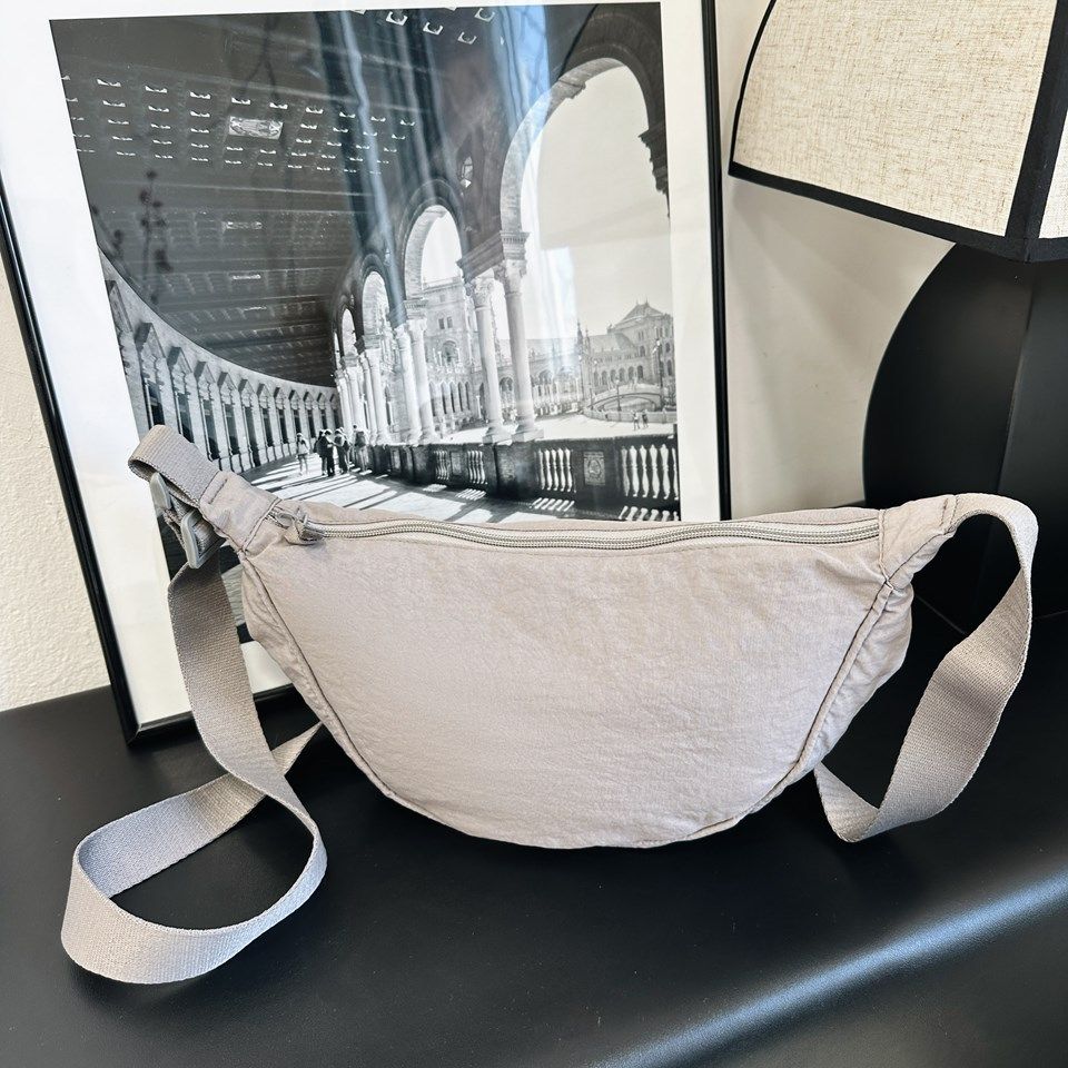 hot selling nylon crescent crossbody bag is suitable for women's bag trendy men's bag, small travel sling bag for the homeless