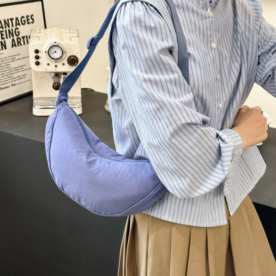 hot selling nylon crescent crossbody bag is suitable for women's bag trendy men's bag, small travel sling bag for the homeless