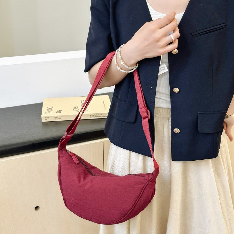 hot selling nylon crescent crossbody bag is suitable for women's bag trendy men's bag, small travel sling bag for the homeless