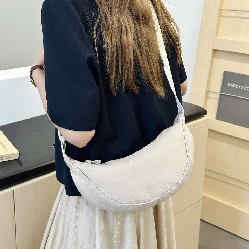 hot selling nylon crescent crossbody bag is suitable for women's bag trendy men's bag, small travel sling bag for the homeless