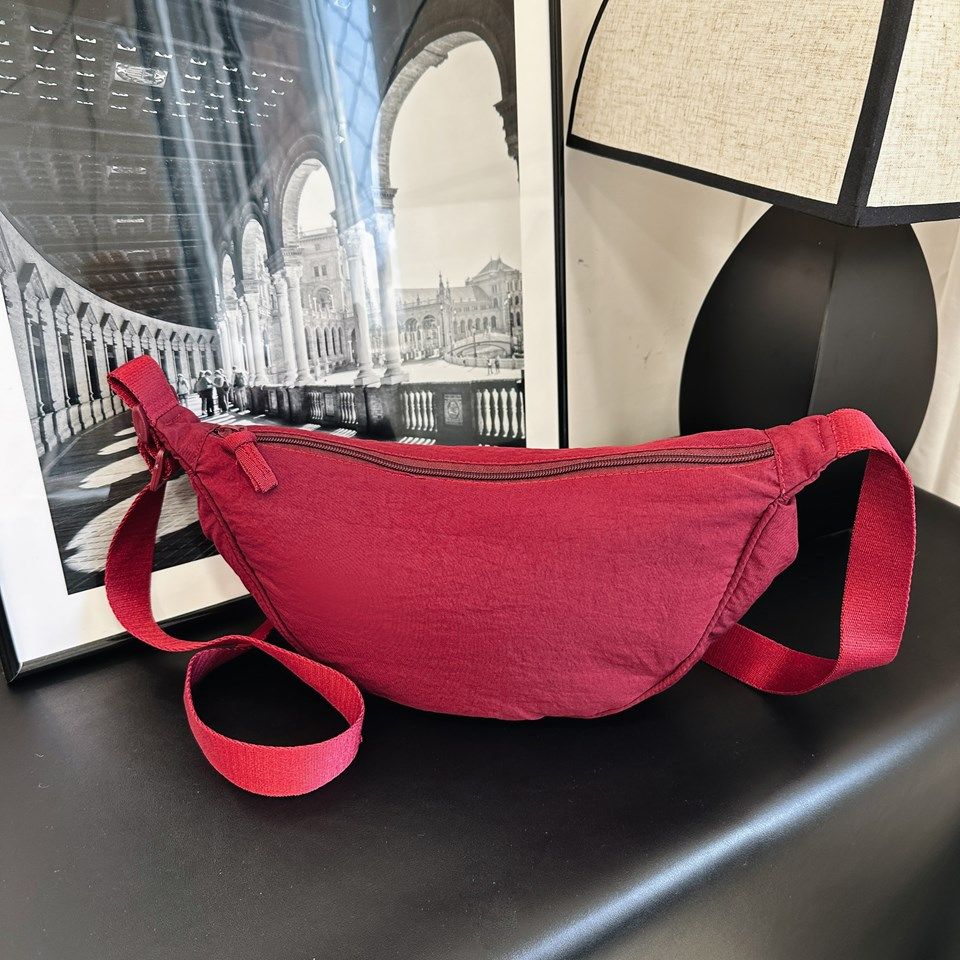 hot selling nylon crescent crossbody bag is suitable for women's bag trendy men's bag, small travel sling bag for the homeless