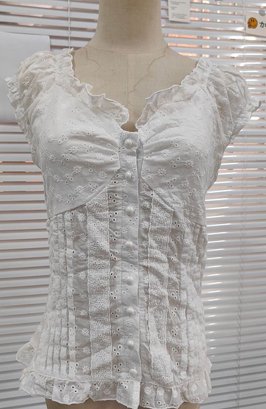 French girl lace lace slimming short sleeved T-shirt 2024 cross-border new V-neck buckle shaping hot girl top for women