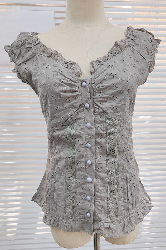 French girl lace lace slimming short sleeved T-shirt 2024 cross-border new V-neck buckle shaping hot girl top for women