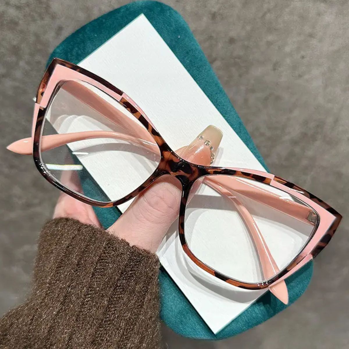 1pc Elegant Full Rim Cat Eye Non-Prescription Clear Lens Glasses, Plastic Frame with Metal Hinge, Stylish Transparent Eyewear for Women and Men