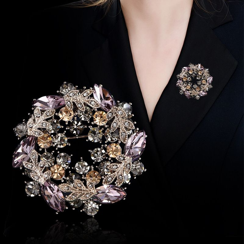 High-end brooch with a big camellia flower wreath, decorated with rhinestones, vintage-style pin, exquisite full rhinestone brooch, clothing accessories, women's accessories
