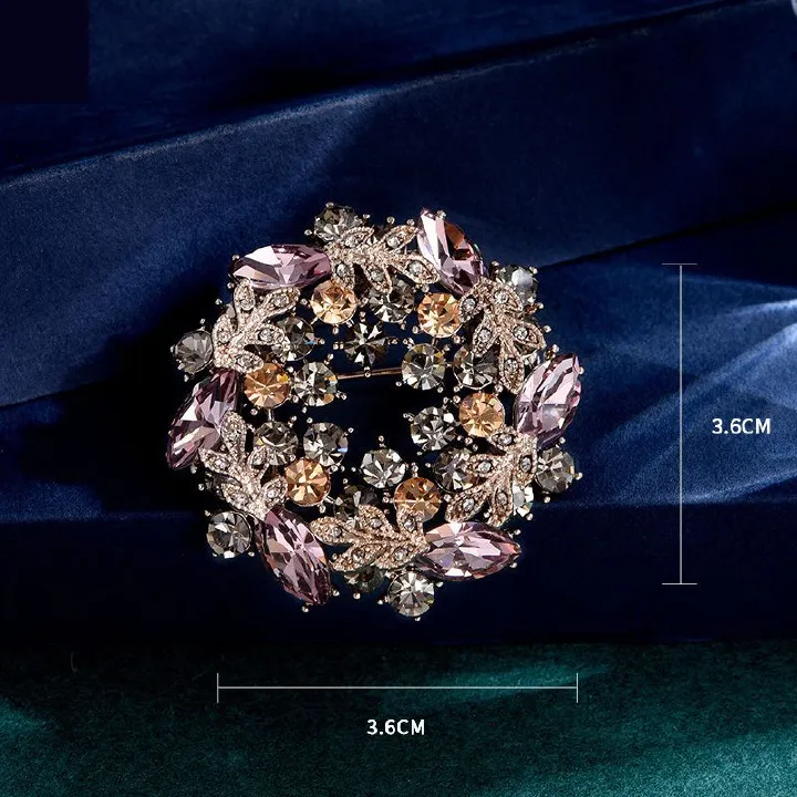 High-end brooch with a big camellia flower wreath, decorated with rhinestones, vintage-style pin, exquisite full rhinestone brooch, clothing accessories, women's accessories