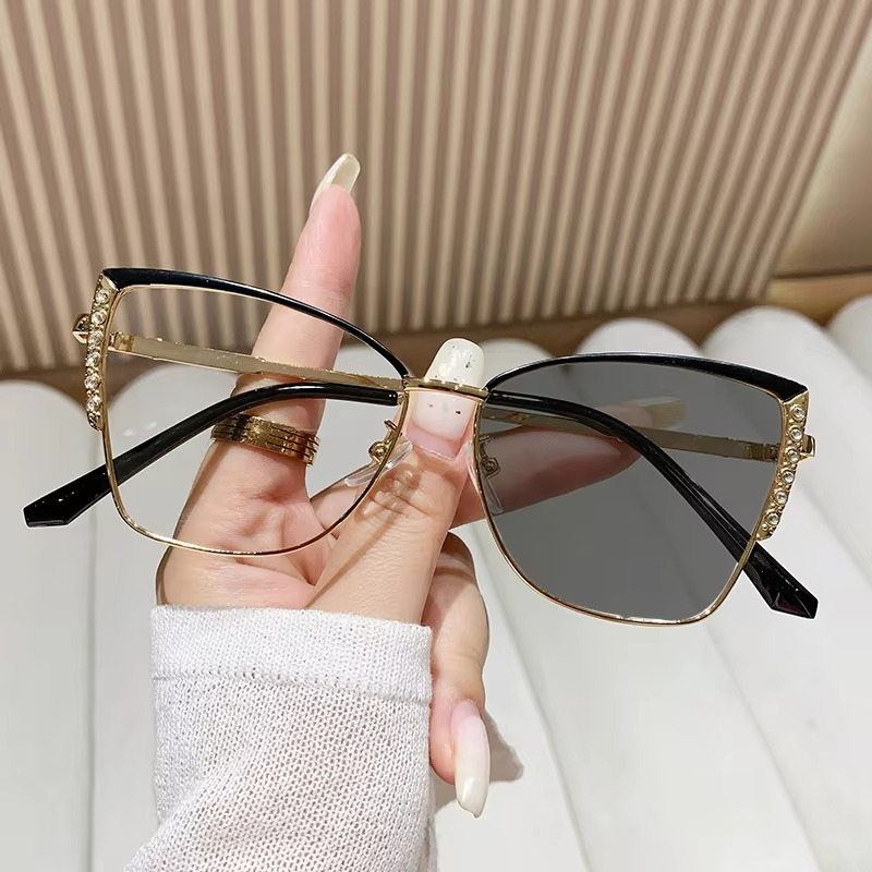Fashion Cat Eye Flat Light tide ultra Light Frame Retro Photochrom Anti-blue Glasses Metallic Color-changing Glasses