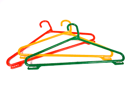 (12/24) PCS Strong and durable plastic hangers, perfect for jackets, shirts, and everyday use. Available in packs of 12 or 24 – built to last and keep your wardrobe organised.