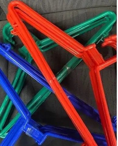 (12/24) PCS Strong and durable plastic hangers, perfect for jackets, shirts, and everyday use. Available in packs of 12 or 24 – built to last and keep your wardrobe organised.