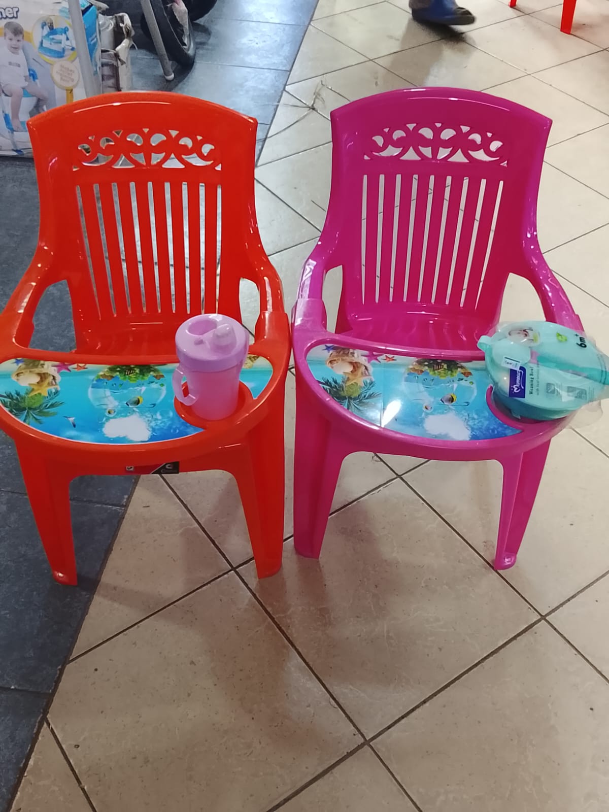 feeding chair inclusive of feeding bowls and training cup