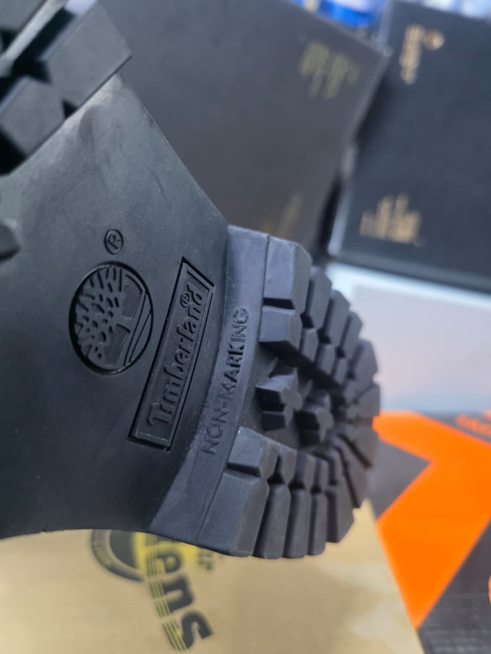 TIMBERLAND BLACK LEATHER BOOTS – PREMIUM QUALITY 🔥
Description:
Original Timberland black leather boots made from premium genuine leather for durability and all-day comfort. Built with strong rubber