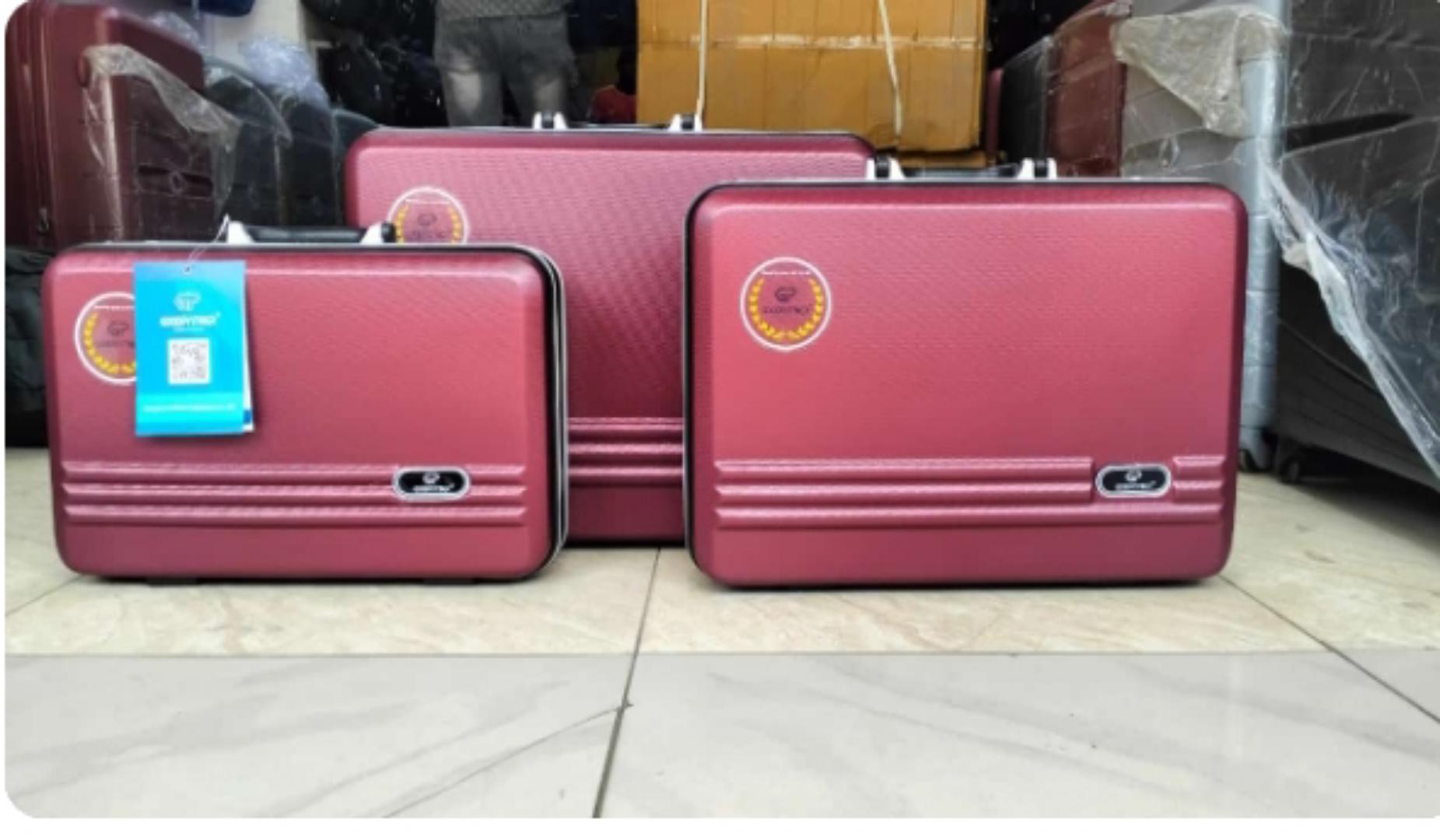 3 in 1 executive briefcaseDesign: Easily switch between suitcase, briefcase, and travel bag modes to suit any travel occasion. High-Quality Fibre Material: Durable and lightweight fiber