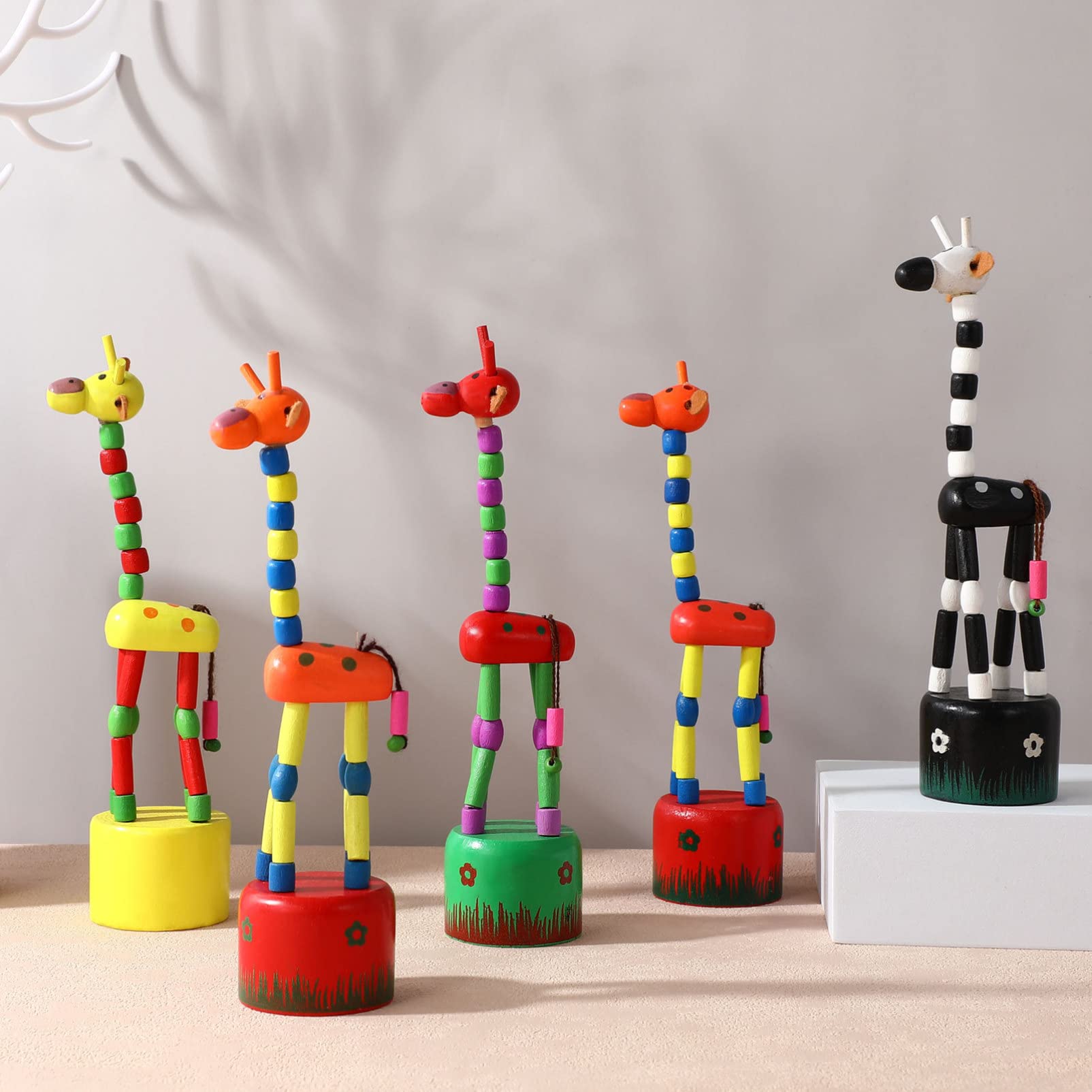 5Pcs Wooden Giraffe Figurine Toy, Finger Puppets Dancing Rocking Giraffe Finger Puppets Push Up Toys for Boys Kids Girls (Random Style)