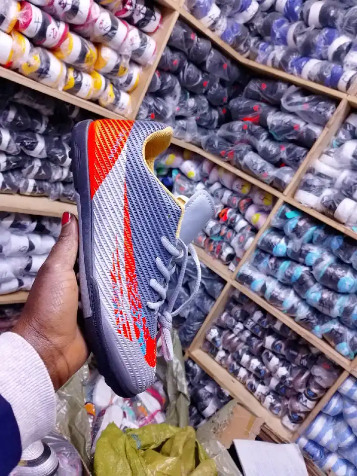 Men Soccer trainer boots Shoes Adult TF/FG High Ankle Football Boots Cleats Grass Training Sport Footwear Trend Men‘s Sneakers
