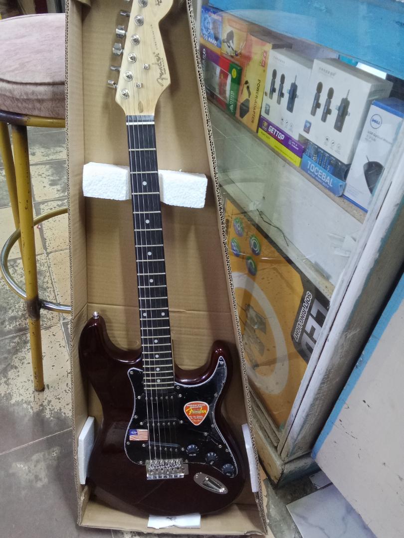 Fender Rhythm electric guitar + strap + 3m Jack to jack cable + guitar picks