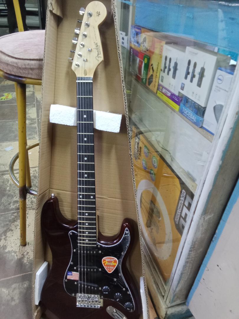 Fender Rhythm electric guitar + strap + 3m Jack to jack cable + guitar picks