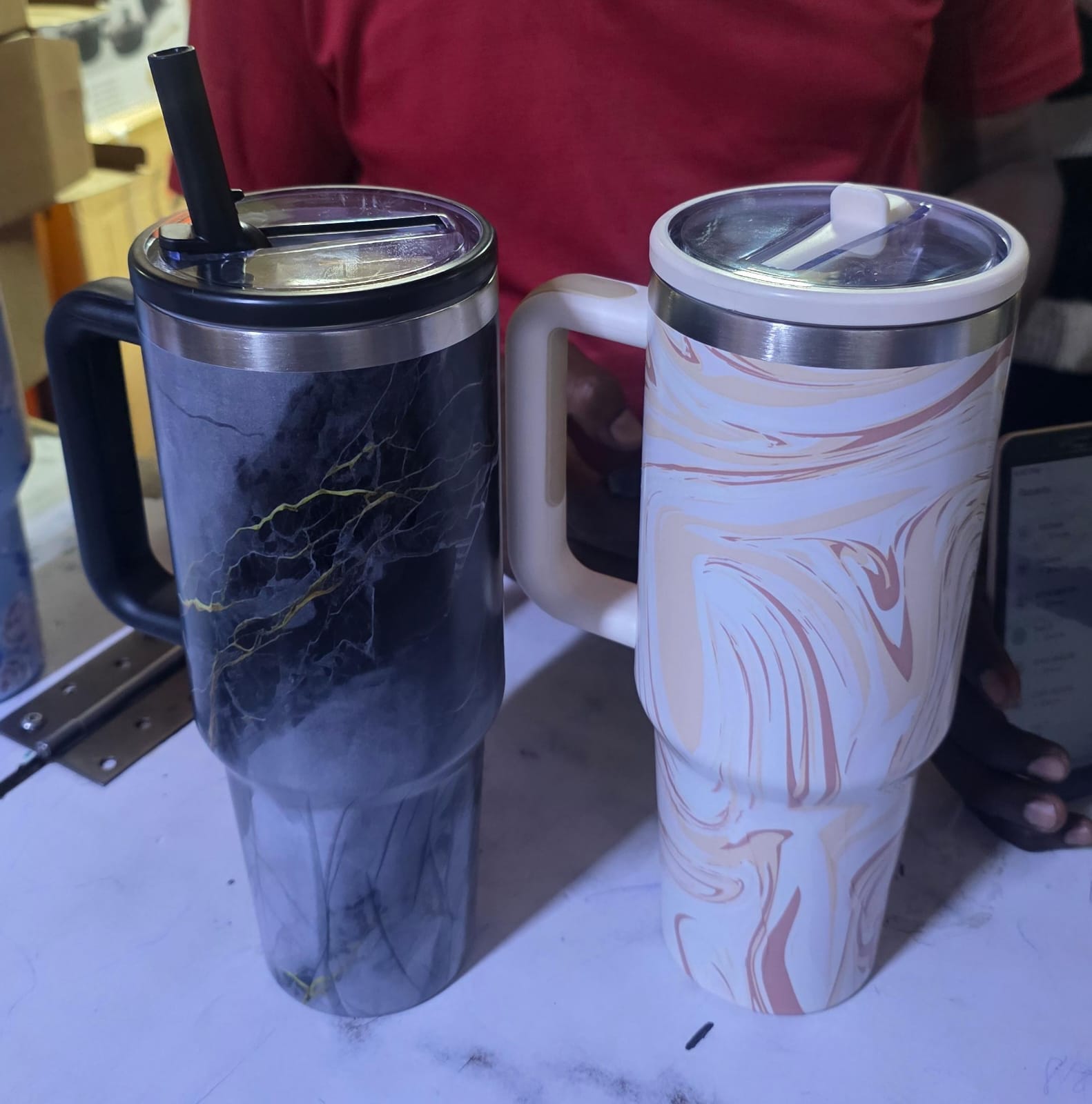 High quality STANLEY mugs he sleek silver body, complemented by a sturdy white lid and handle, provides both style and practicality. Featuring 100% leak-proof technology, this cup is ideal for travel