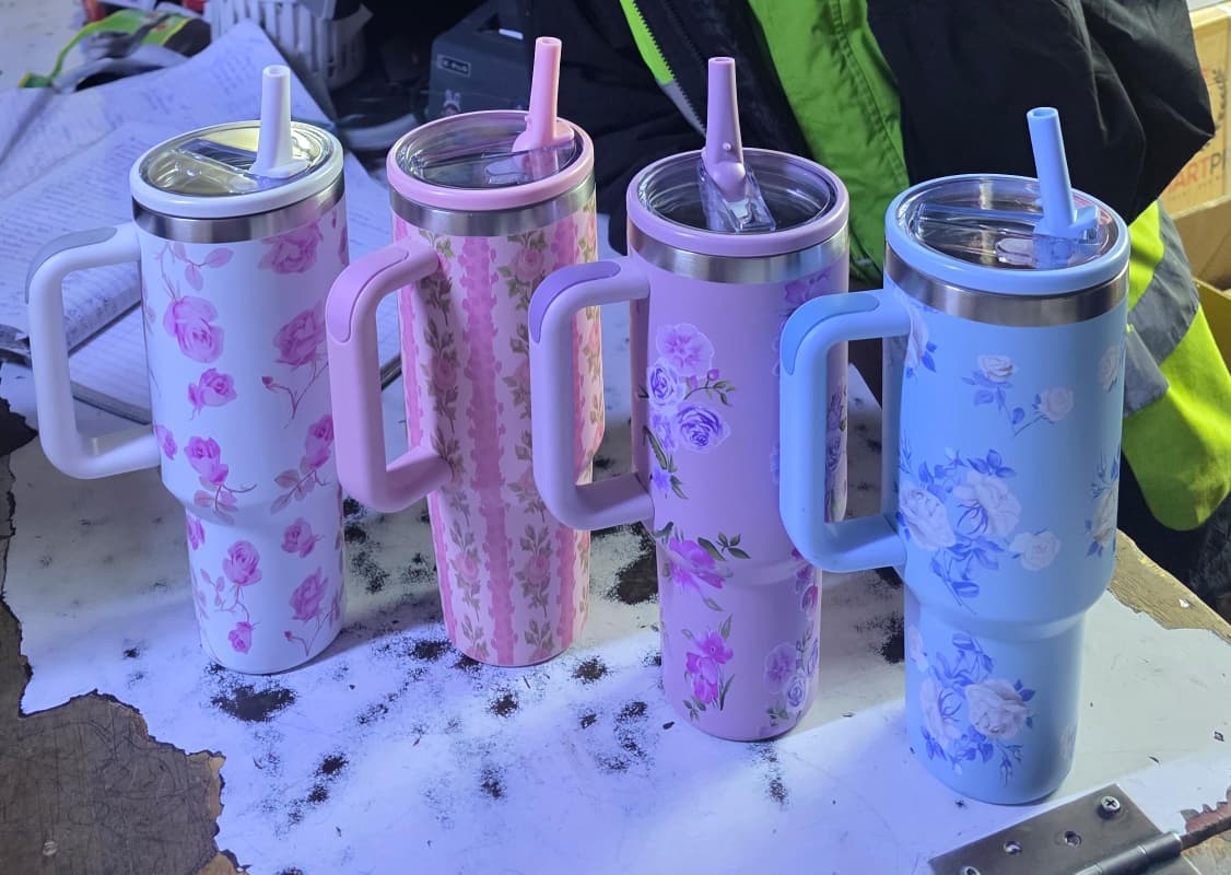 High quality STANLEY mugs he sleek silver body, complemented by a sturdy white lid and handle, provides both style and practicality. Featuring 100% leak-proof technology, this cup is ideal for travel