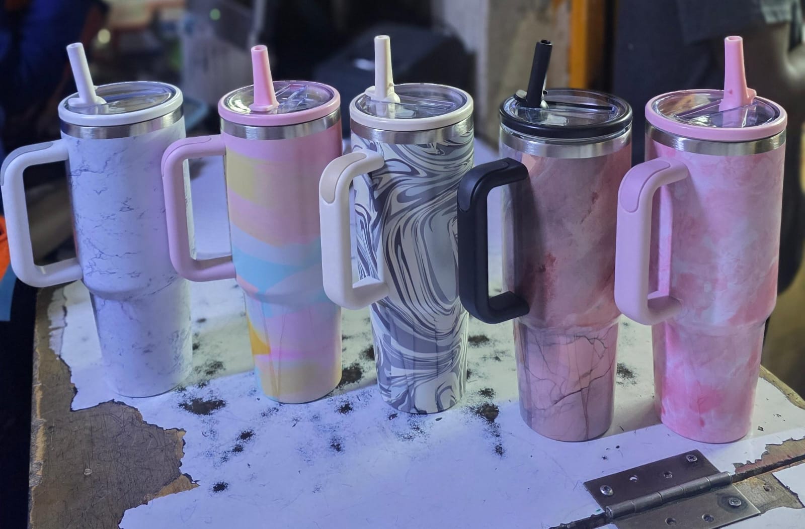 High quality STANLEY mugs he sleek silver body, complemented by a sturdy white lid and handle, provides both style and practicality. Featuring 100% leak-proof technology, this cup is ideal for travel