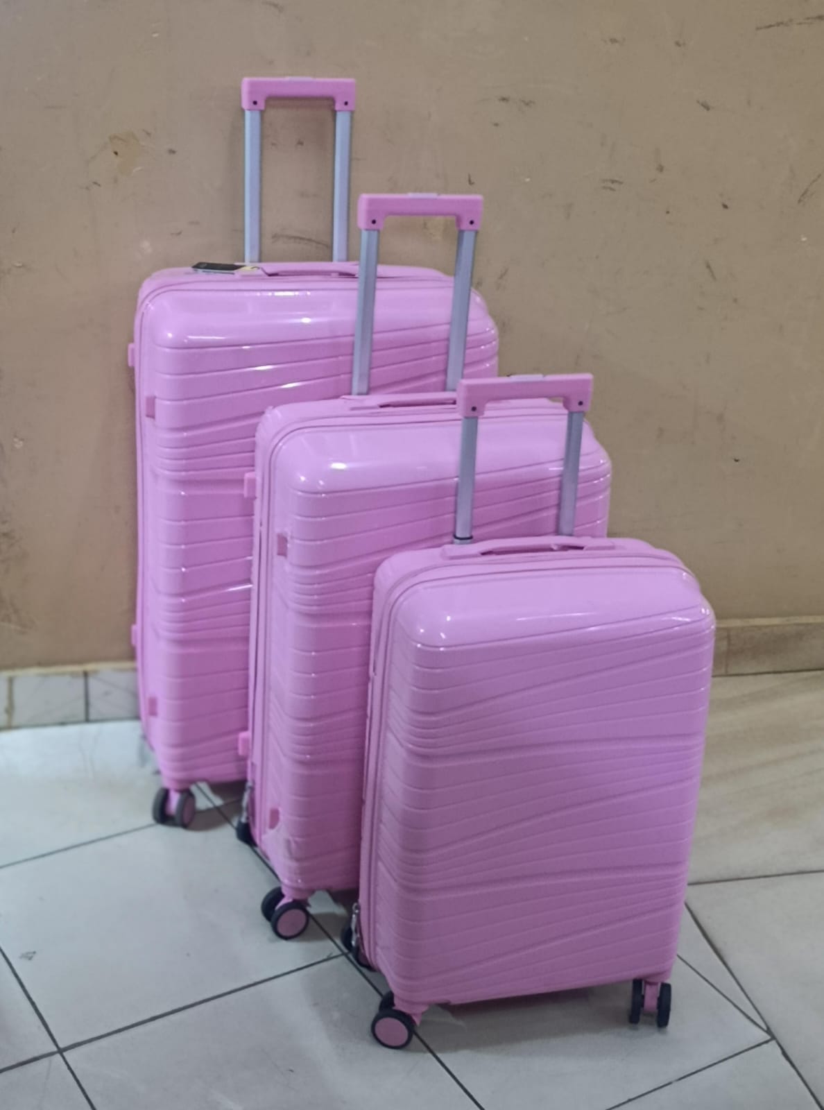 🕸 Unbreakable rubber suitcase  Pp 3-in-1 suitcase set

🕸Beautiful colours 
🕸Light weight 
🕸Scratch resistant 
💮360°wheel rotation 
🕸Double compartment  
🕸3 digits combination code 
🕸Easy to lo