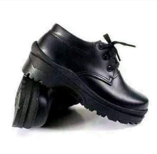 BACK TO SCHOOL SHOES! DURABLE UNISEX LEATHER SCHOOL SHOES FOR BOYS AND GIRLS. COMFORTABLE FOR DAILY WEAR. COMES WITH FREE PAIR OF SOCKS, PENCIL AND PEN. PERFECT BACK-TO-SCHOOL ESSENTIALS!