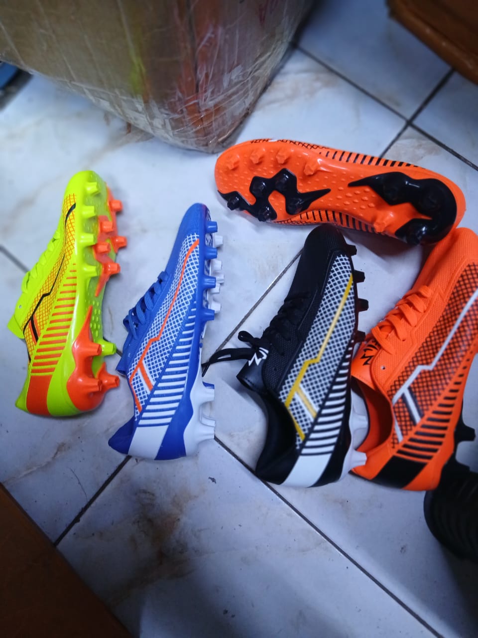 High quality Unisex leather comfy soccer football boots favorable for playing on all grounds either carpet or dust ground.