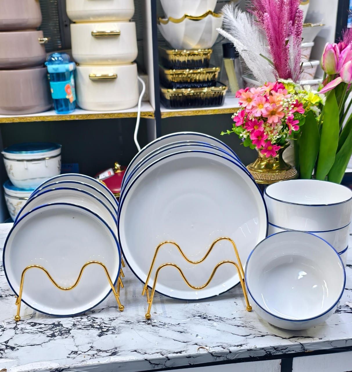 12pcs White  dinner set with blue ring. Dine in style
▪️4 Big plates 
▪️4 Side plates
▪️4 Bowls
 Elegant Ceramic Tableware – Durable, Stylish & Perfect for Family Dining or Guests