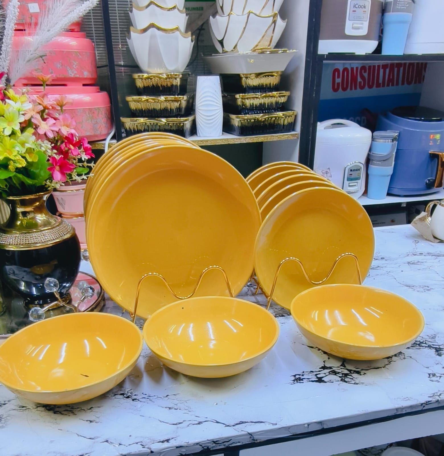 14 pcs  White Gold dinner set  
▪️6 Big plates
▪️6 medium plates 
▪️3 bowls