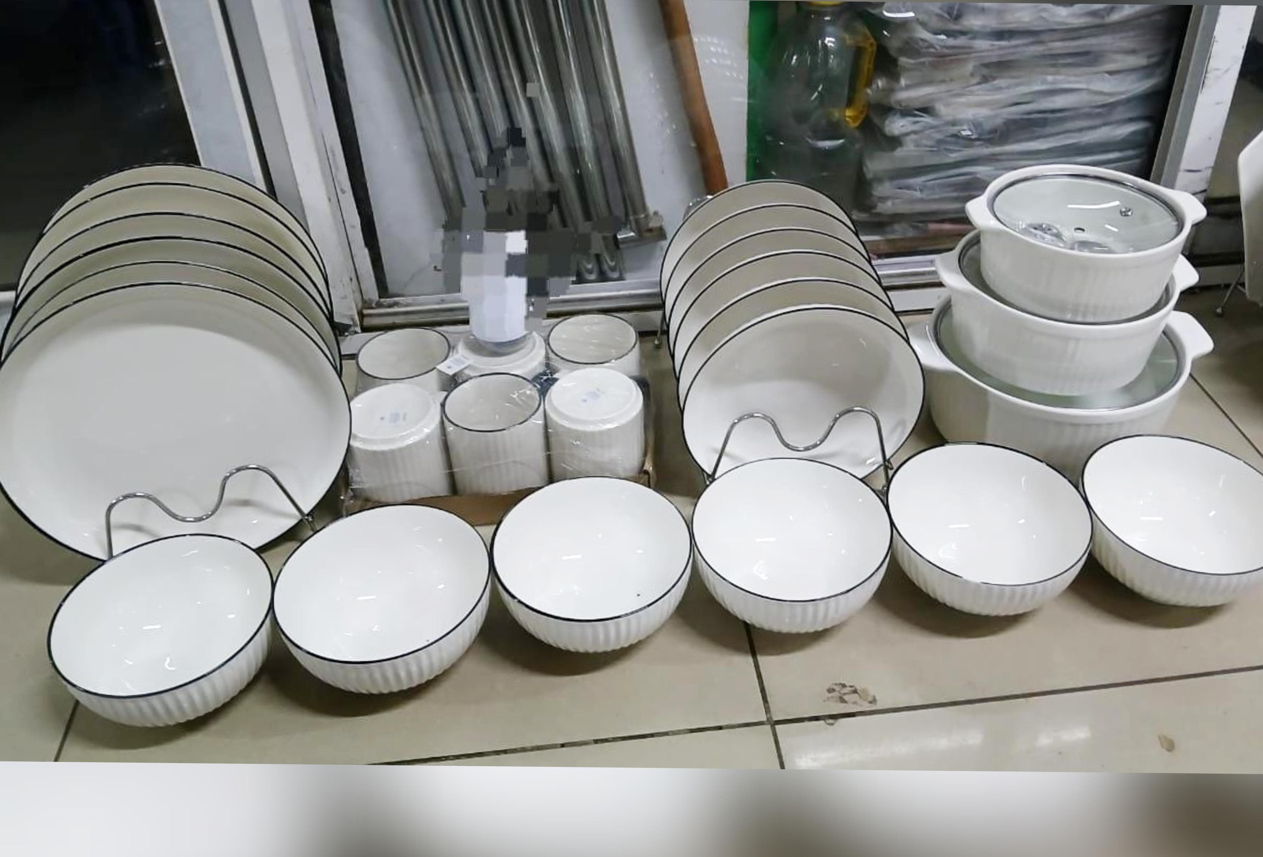 30 Pcs Japanese Dinner sets 
▪️6 Big plates
▪️6 Side plates 
▪️6 bowls 
▪️6 mugs
▪️3 serving bowls