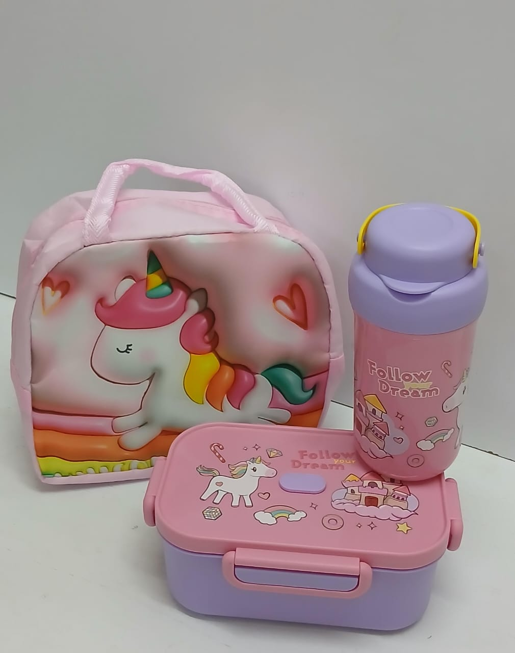 Decorative kids set with insulated bag. colors: blue, pink, green. set has water bottle ,snack dish and lunch bag. Cool for kids and stylish.
