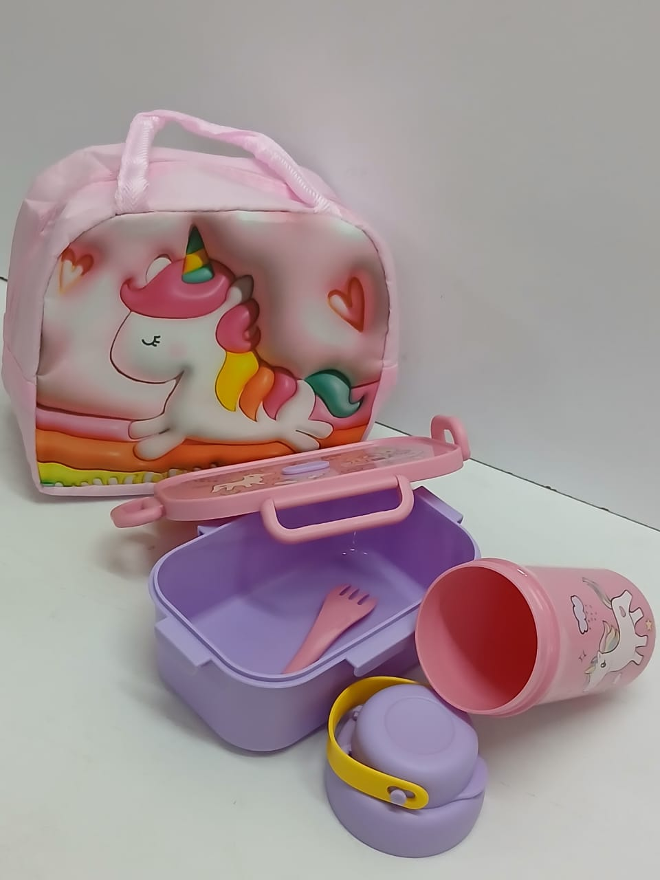 Decorative kids set with insulated bag. colors: blue, pink, green. set has water bottle ,snack dish and lunch bag. Cool for kids and stylish.