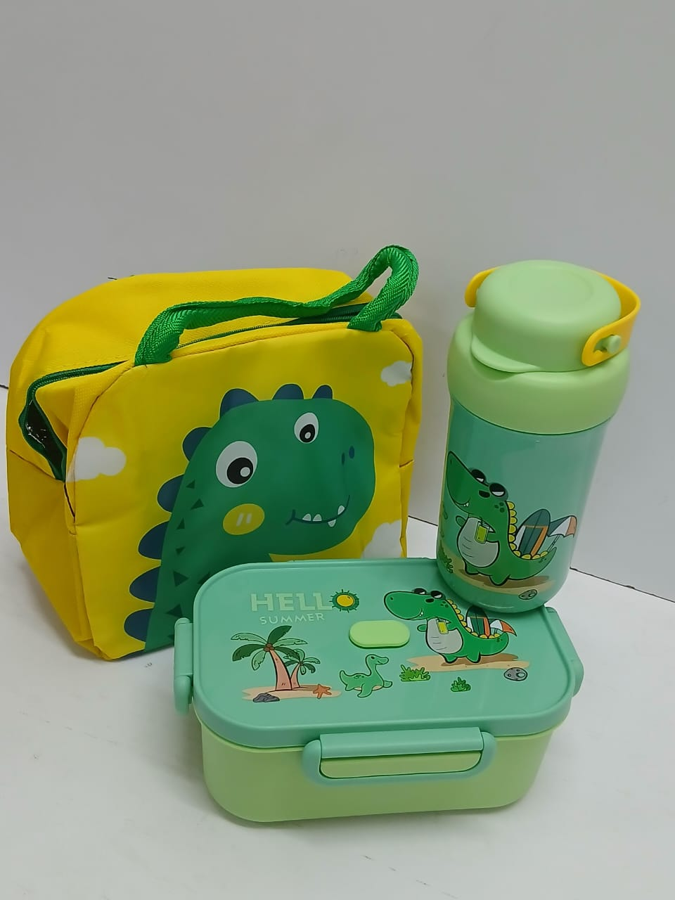 Decorative kids set with insulated bag. colors: blue, pink, green. set has water bottle ,snack dish and lunch bag. Cool for kids and stylish.