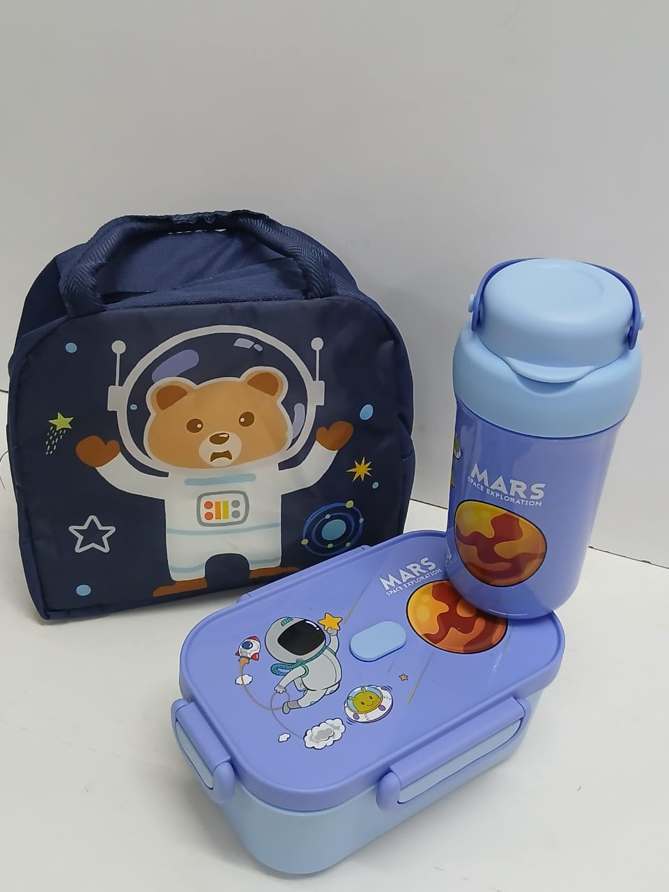 Decorative kids set with insulated bag. colors: blue, pink, green. set has water bottle ,snack dish and lunch bag. Cool for kids and stylish.