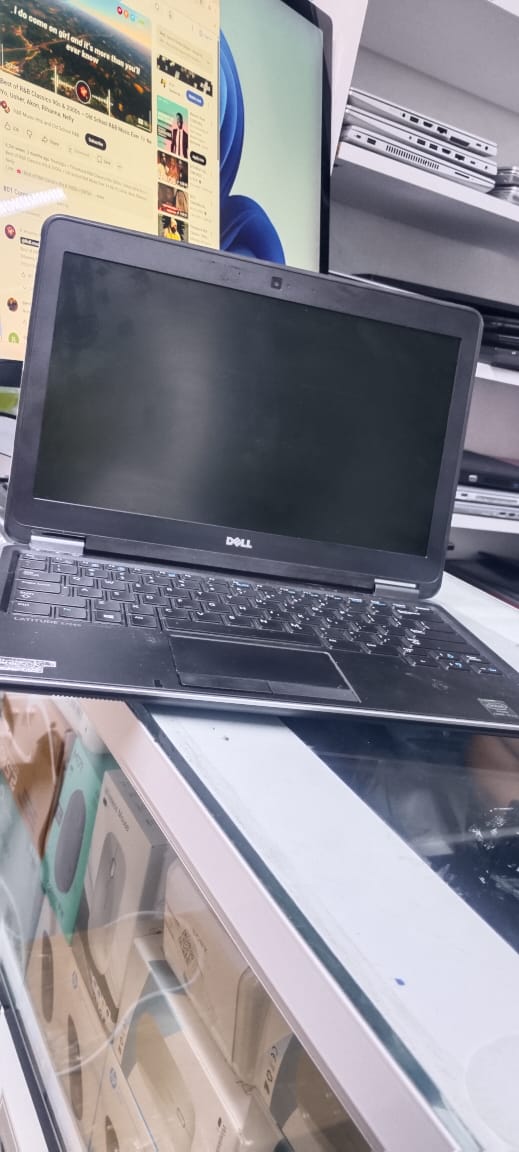 GRADE A EX UK DELL LATITUDE   E7240 COI7 4TH GENERATION  2.1 GHZ  8GB RAM 256 SSD  WIDOWS 11 PRO COMING WITH 6MONTHS WARRANTY