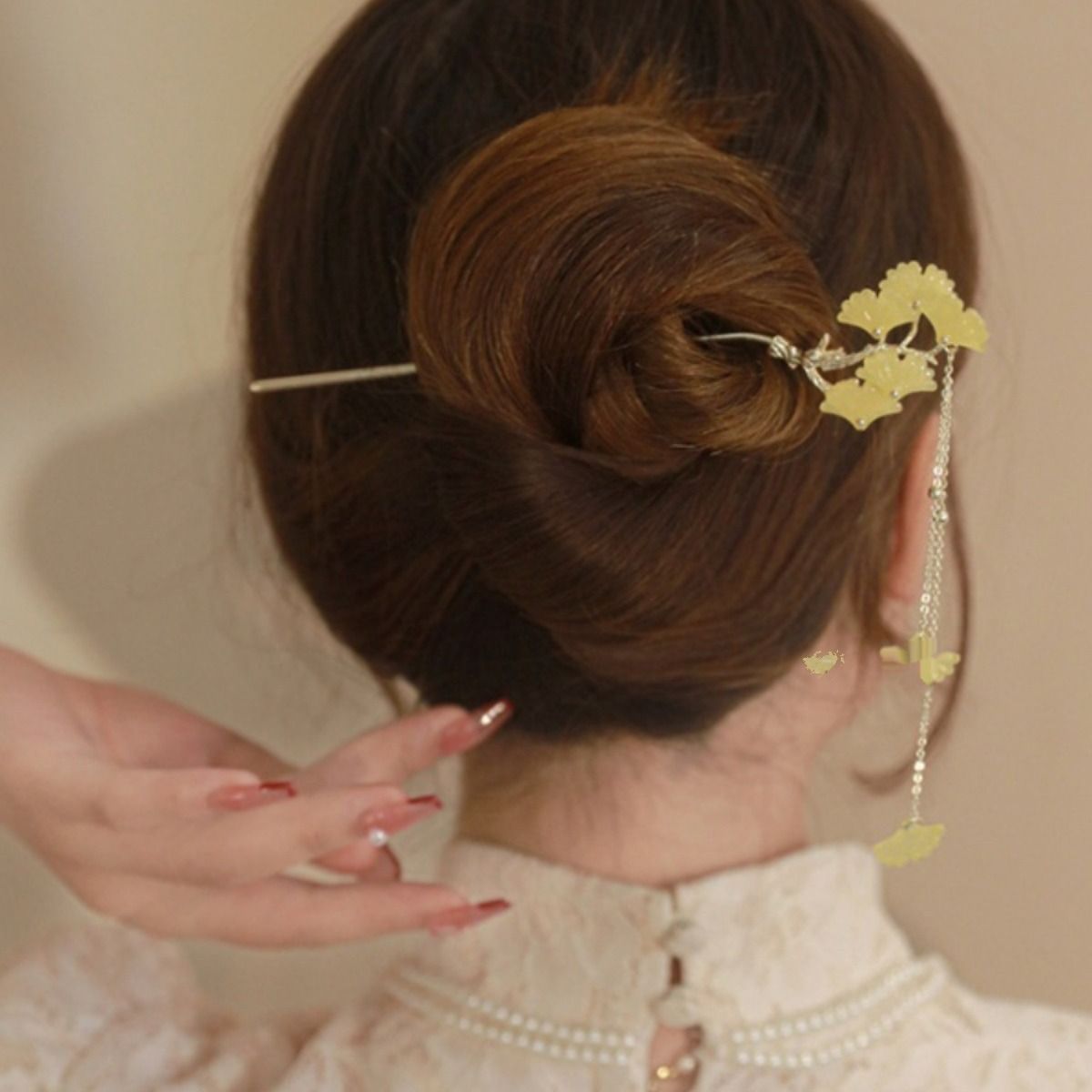 2025 temperament Ginkgo leaf tassel hairpin for women, exquisite and high-end feeling, round headed bun hairpin, simple and modern hairpin headwear