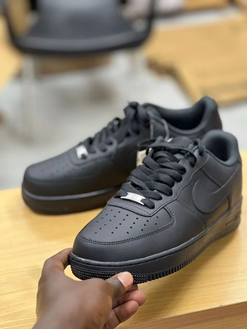 AIR FORCE 1 BLACK, COLOUR TRIPPLE BLACK ,HIGH QUALITY SNEAKERS. AIRFORCE 1

Step into bold style with these classic Airforce shoes  

A timeless streetwear staple built for everyday confidence.