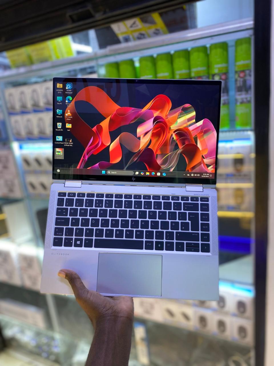 HP EliteBook x360 1040 G8 – Intel Core i7 11th Gen, 32GB RAM, 512GB SSD, 14-inch Touchscreen Convertible Laptop Intel Iris Xe Graphics