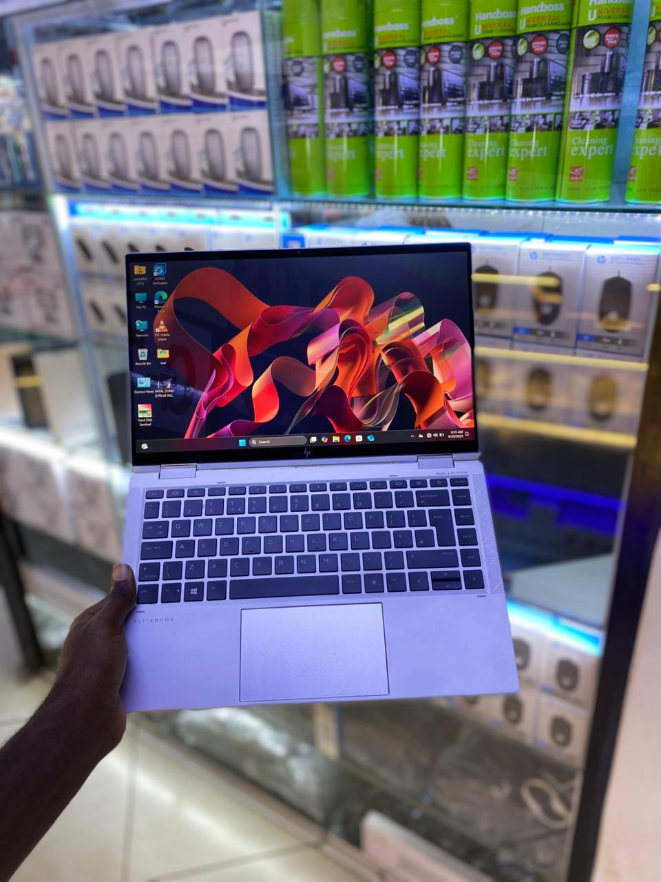 HP EliteBook x360 1040 G8 – Intel Core i7 11th Gen, 32GB RAM, 512GB SSD, 14-inch Touchscreen Convertible Laptop Intel Iris Xe Graphics