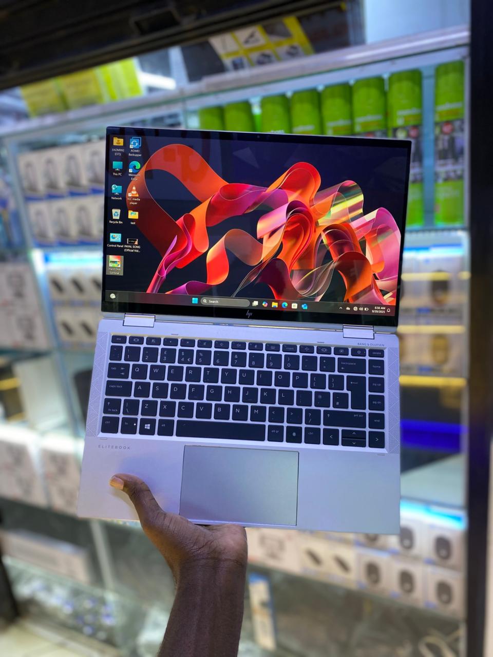 HP EliteBook x360 1040 G8 – Intel Core i7 11th Gen, 32GB RAM, 512GB SSD, 14-inch Touchscreen Convertible Laptop Intel Iris Xe Graphics