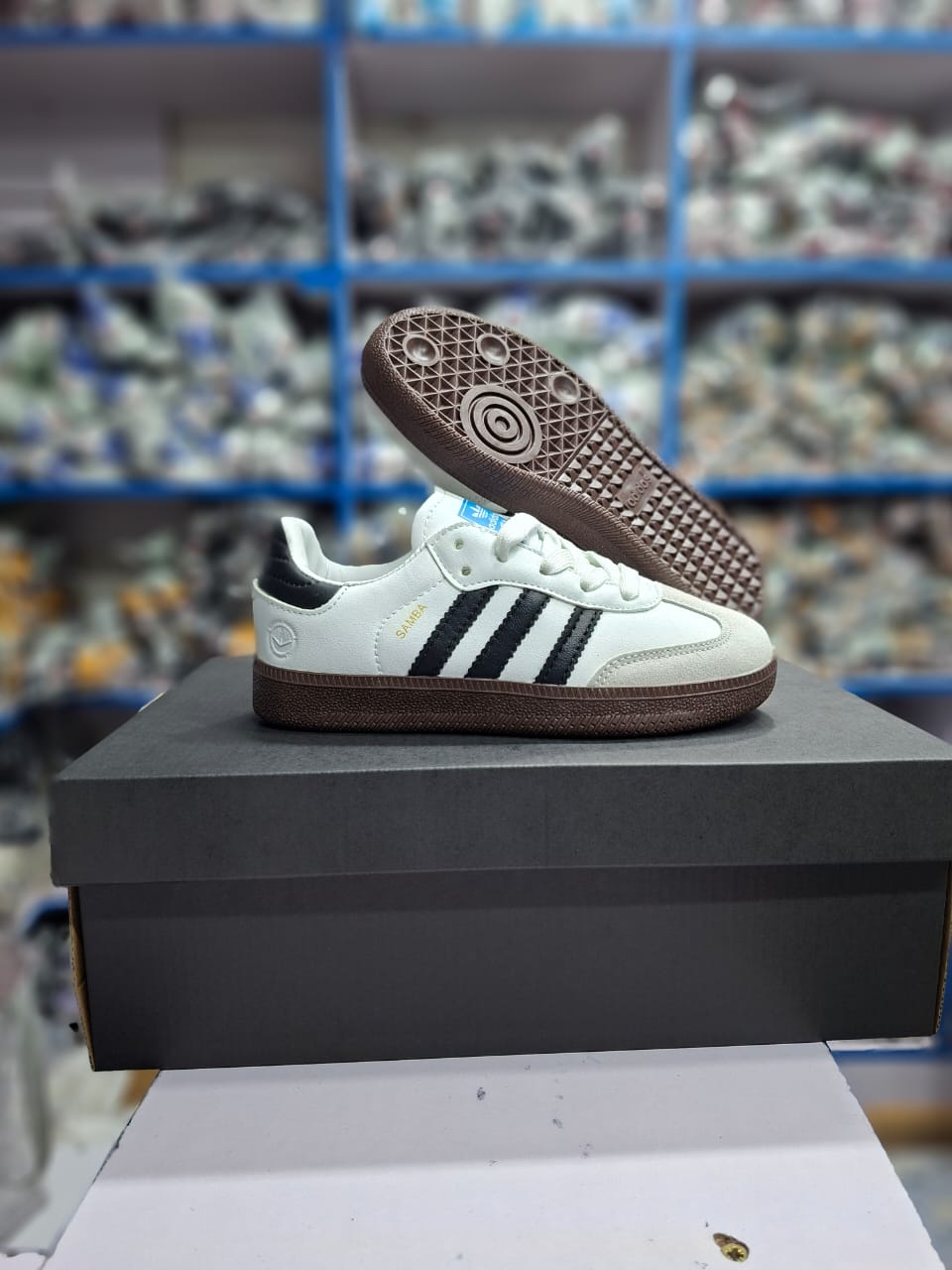 👟🔥 Samba Single Sole Kids Sneakers – Classic Style, Modern Comfort! 🌟

Step up your child’s sneaker game with the timeless Adidas Samba design — a perfect mix of  fashion and durability.